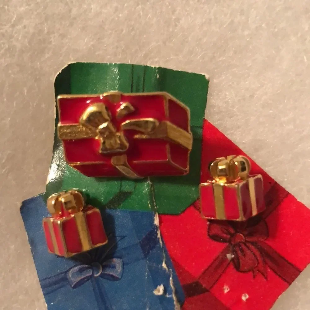 NIP Marching Stud Christmas Holiday Gift Box Earrings and a Gift Box Brooch